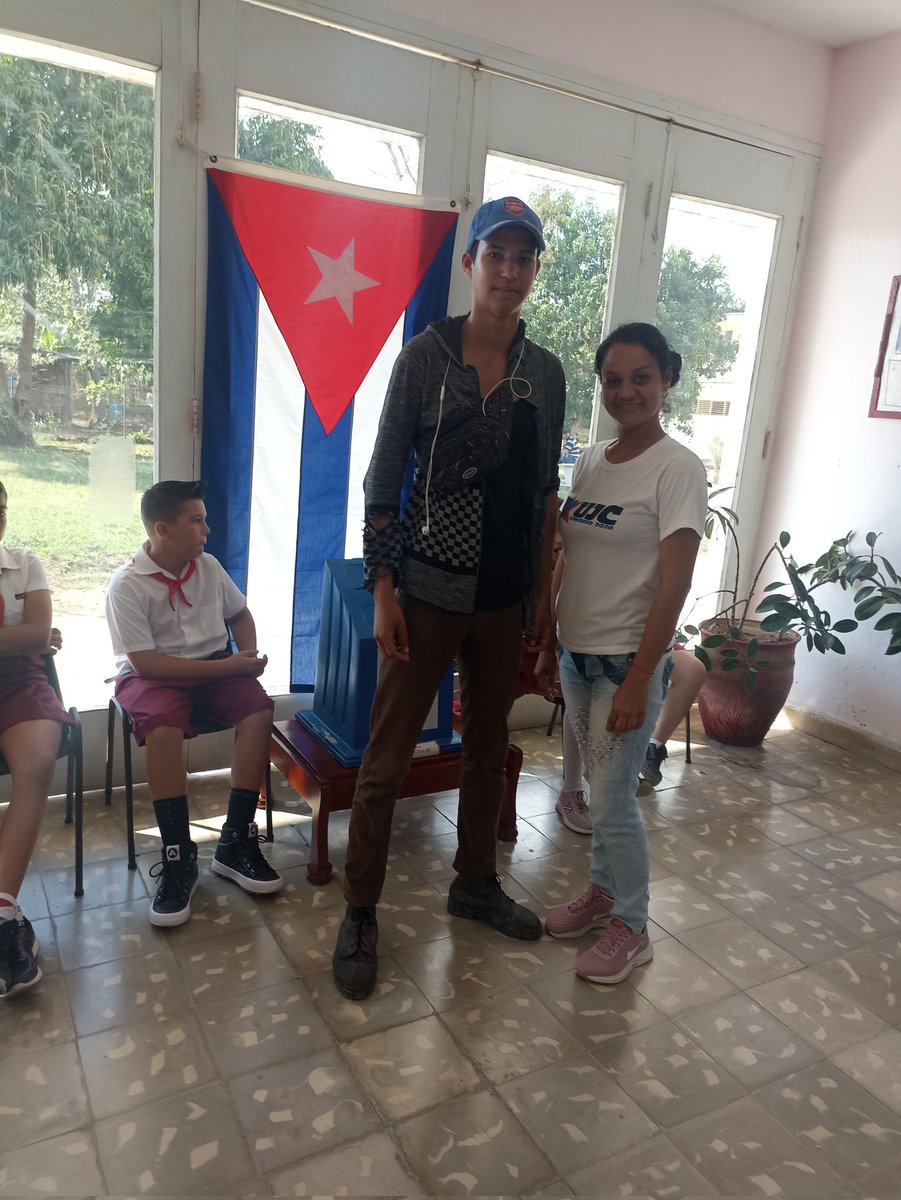 Un orgullo para mi poder conversar y tomarme una foto con este joven, que ejerció su voto por primera vez, demostrando una vez que los jóvenes están presentes este 26 de marzo. Donde la unidad nos caracteriza.
#YoVotoXTodos #SanctiSpiritusEnMarcha 
<a href="/IbarraNegrin/">Yanelis Ibarra Negrín</a> <a href="/AbranSanchez17/">Abran Sanchez</a>