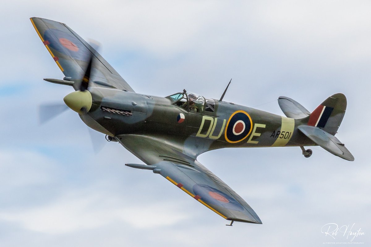 “Spitfire Week” Jim Scofield again in the Mk. Vc AR501 at Shuttleworth’s Vintage Airshow in 2019…⁦@testpilotjim⁩ ⁦@ShuttleworthTru⁩ ⁦@svas_oldwarden⁩ #spitfire #rjmitchell #supermarine #vickers #warbirdphoto #warbirdpics #aviationpics #aviationphoto #duxford