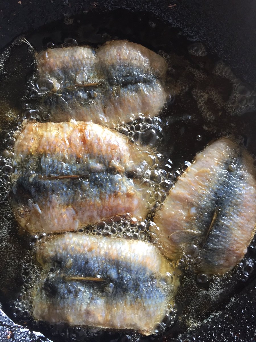 El Pargo y el Mero pueden ser muy finos y sabrosos y todo lo demás, pero sardina frita con arepa pelá y picante no le gana nada !! Esta es una de las delicias del planeta a vaina pa’buena ..
