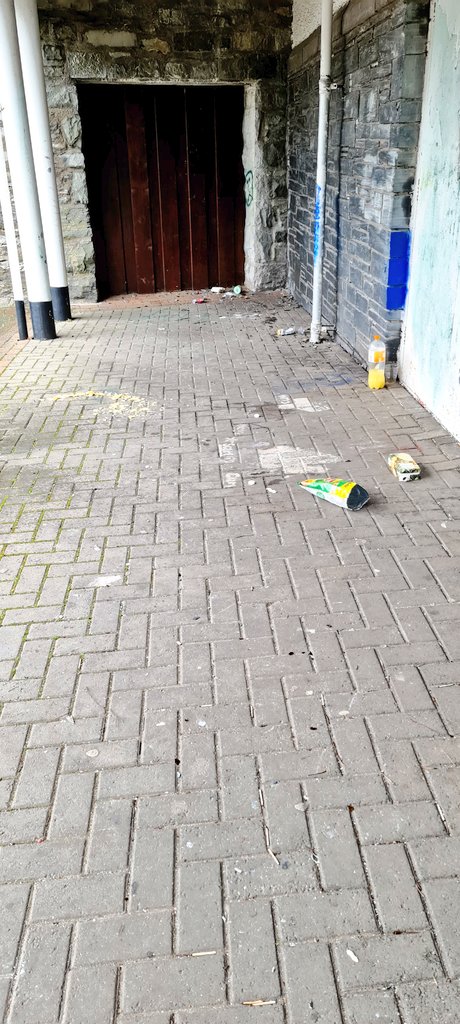 coliseumcinema's tweet photo. #AntiSocialBehaviour gathering area with litter+around the back by @festrail

Time to clean up+stop it please

Not a good look+it leads to further problems 

#Wilko #Porthmadog @LoveWilko @NiaJeffreys @NWPGwyneddSouth @NWPGwyneddNorth @Keep_Wales_Tidy @CyngorGwynedd
Diolch pawb https://t.co/impI64G5wB