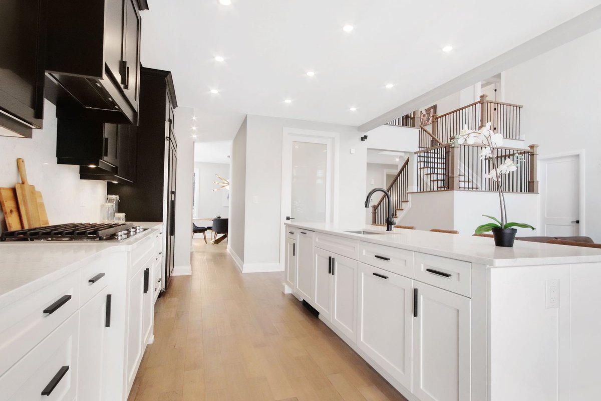 🤩🌟 This kitchen from one of our current listings is a showstopper! Check out the potlights, large island, loads of cupboard space, walk-in pantry, and butler's pantry. #KitchenDesigns #OttawaHomes #CarpHomes