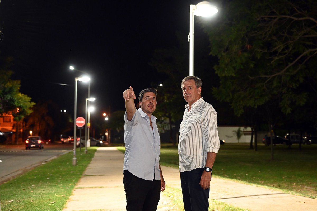 emiliojaton's tweet photo. El #ParqueFederal es un espacio de todos los santafesinos y por eso asumimos el compromiso de mejorarlo.
La nueva iluminación led y el sendero peatonal ya están funcionando a pleno.
Estamos cumpliendo.
Estamos haciendo una ciudad mejor. https://t.co/qO170dGCnp