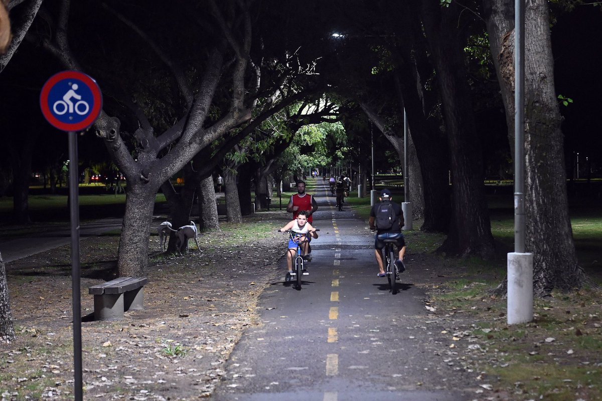 emiliojaton's tweet photo. El #ParqueFederal es un espacio de todos los santafesinos y por eso asumimos el compromiso de mejorarlo.
La nueva iluminación led y el sendero peatonal ya están funcionando a pleno.
Estamos cumpliendo.
Estamos haciendo una ciudad mejor. https://t.co/qO170dGCnp