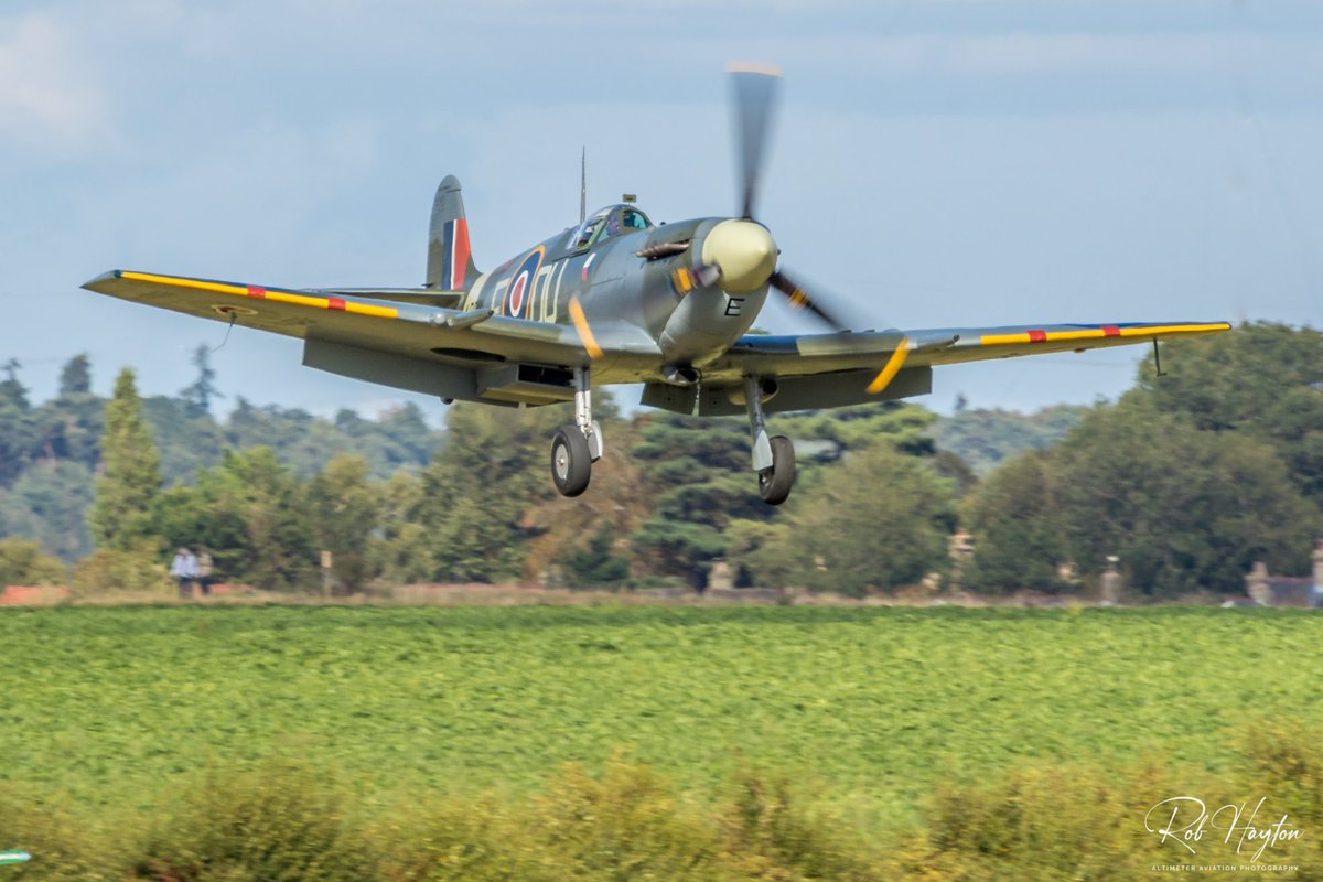 “Spitfire Week” Jim Scofield bringing home the Mk. Vc AR501 over Hill Lane at Shuttleworth’s Vintage Airshow in 2019…⁦@testpilotjim⁩ ⁦@ShuttleworthTru⁩ ⁦@svas_oldwarden⁩ #spitfire #rjmitchell #supermarine #vickers #warbirdphoto #warbirdpics #aviationpics