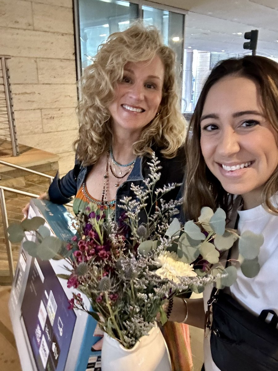 amariedauwer's tweet image. Setup at #ViVE2023 today! And of course we were welcomed with live music – in true Nashville fashion!

The vibe at this conference is truly amazing ✨ 

Huge shoutout to the @theviveevent staff. Putting on an event like this is no easy feat – we appreciate you!