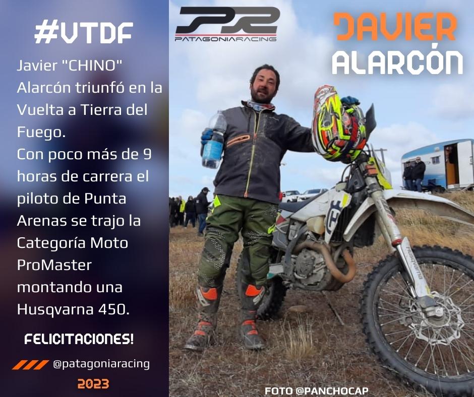patagoniaracing's tweet photo. Javier "CHINO" Alarcón triunfó en la Vuelta a Tierra del Fuego.
Con poco más de 9 horas de carrera el piloto de Punta Arenas se trajo la Categoría Moto ProMaster montando una Husqvarna 450. #VTDF #puq https://t.co/Y2SEMJoPDo