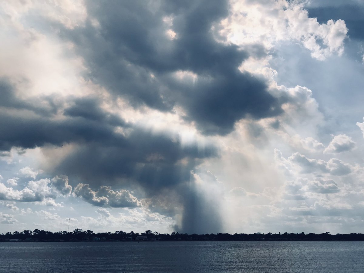 EileenPCarry's tweet photo. #Clouds on the #HalifaxRiver today.
🙇🏻♀️💭
Mercy! So beautiful!
📲click!
#DaytonaBeach https://t.co/6d8ttVTzLV