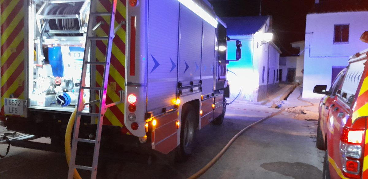 26/03/23.- 21:05 h. Incendio en un corral en #RozalénDelMonte. <a href="/DipuCuenca/">Diputación de Cuenca</a> <a href="/cuenca112/">CUENCA</a> parque de #Tarancón. Fin 23:00 h