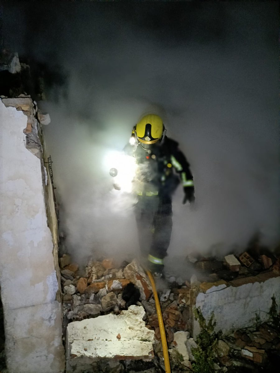 cuenca112's tweet photo. 26/03/23.- 21:05 h. Incendio en un corral en #RozalénDelMonte. @DipuCuenca @cuenca112 parque de #Tarancón. Fin 23:00 h https://t.co/7HEYIJfqVk