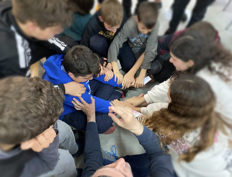 IELaTordera's tweet photo. Taller Team Stories i educació emocional a 1r d'ESO.
A través d'aquest taller hem après a jugar amb la narració, creant històries espontànies i creatives, i reflexionant en grup sobre el seu missatge. https://t.co/dioDblZH4d