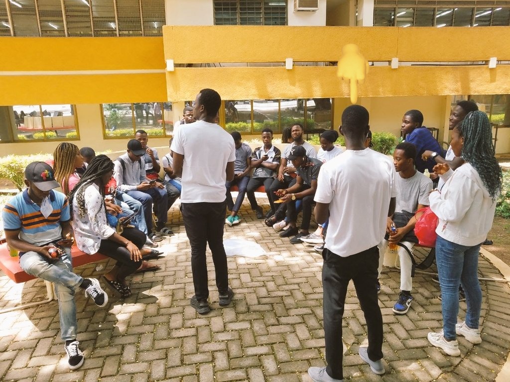 gtmatiye11's tweet photo. The moment I was sharing my experiences on the fieldwork with fellow mappers after a return from the field 
#knustyouthmappers 
#fielddatacollection https://t.co/rmwGey1mpm