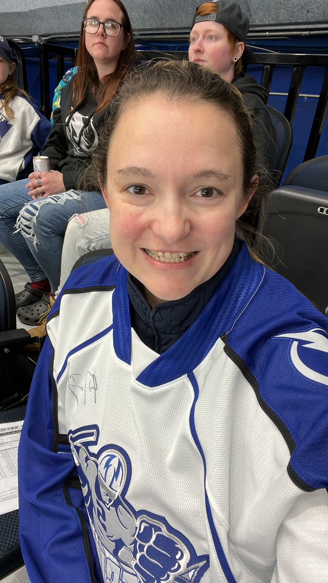 softballtkl's tweet photo. Cheering the crunch @SyracuseCrunch on from sec 116 row dd seat 2! Let’s go Crunch! #crunchsocial #tullyspucks https://t.co/D4m5Pwwjpg