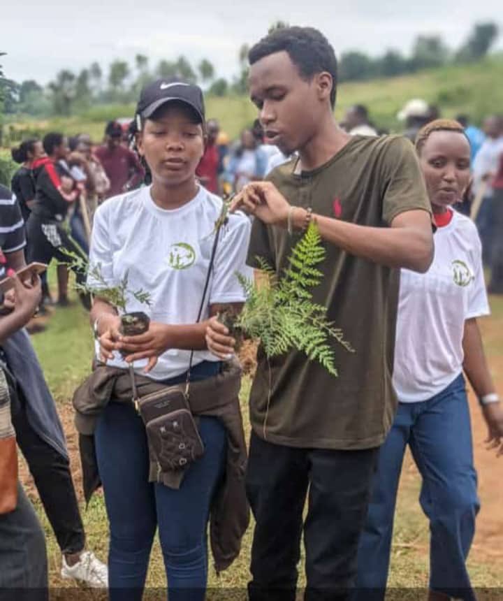 SaveEnvironme14's tweet photo. Today, SEI participated in environmental activity of planting trees organized by @IsaroEconext in Mpamba Cell, Runda Sector,  @Kamonyi. We made it for posterity !#Treeislife

#Greenekt2023 https://t.co/BPPigve4bB