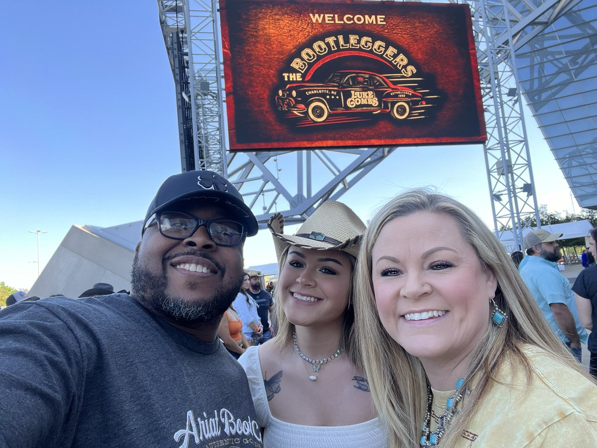 VictoryBowlers's tweet photo. @lukecombs  Amazing World Tour opening show @AT&amp;T Stadium. Just curious, why wasn’t “Better Together” on the set list? One of our all time favorites!! 😢 https://t.co/GBrd13Q6xD