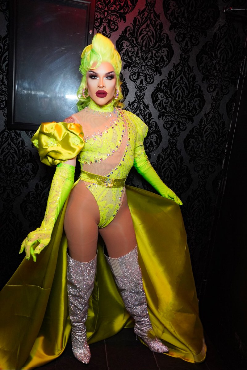 arielversace's tweet photo. Neon lights. https://t.co/nzLxUIVai9