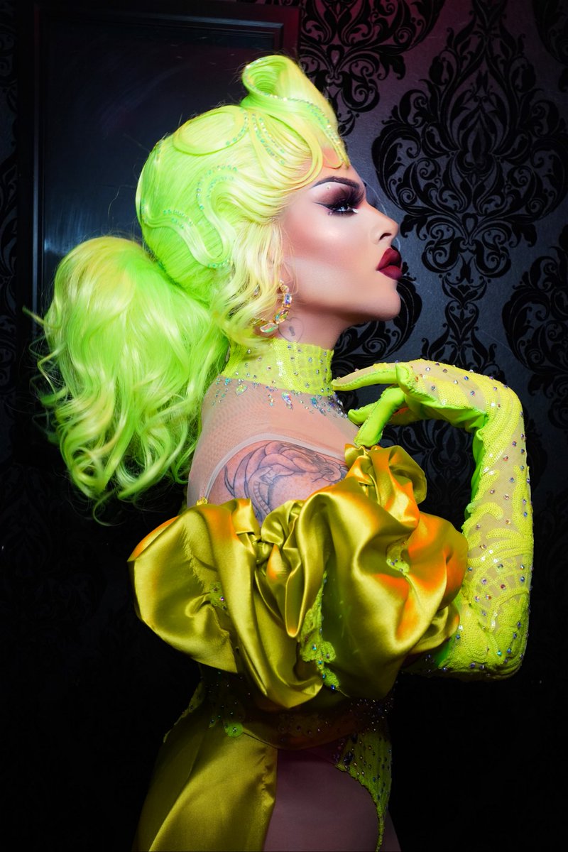 arielversace's tweet photo. Neon lights. https://t.co/nzLxUIVai9