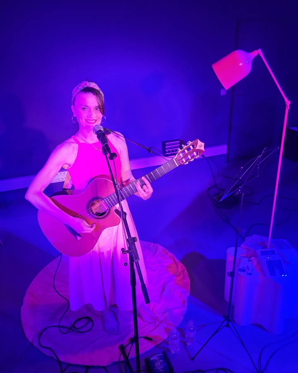 Hier soir, le #Printempsdespoètes <a href="/P_D_Poetes/">Le Printemps des Poètes</a> s'est terminé pour moi par un #Seuleenscène en chansons &amp; poèmes. Merci aux médiathèques <a href="/medcasa/">Médiathèques CASA</a> pour le merveilleux accueil! Le "vrai" printemps est désormais prêt à éclore. Restez connectés! 💗 #LoveProject #LovePoems #LoveSongs