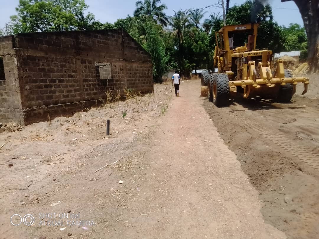 AtiotaTouni's tweet photo. Les rues de l'avenue de l'Union ont reçu la visite du bulldozer ce 23 mars. L'objectif est de désengorger la nationale N° 1 en cas d'embouteillage. Ces travaux permettront également la fluidité de la circulation à Defalé.
#Travaux
@fct228 
#Defale https://t.co/CzYtA9B2OS