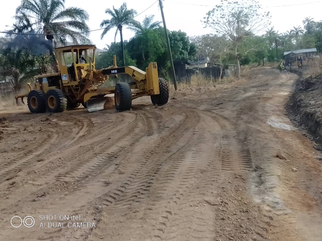 AtiotaTouni's tweet photo. Les rues de l'avenue de l'Union ont reçu la visite du bulldozer ce 23 mars. L'objectif est de désengorger la nationale N° 1 en cas d'embouteillage. Ces travaux permettront également la fluidité de la circulation à Defalé.
#Travaux
@fct228 
#Defale https://t.co/CzYtA9B2OS