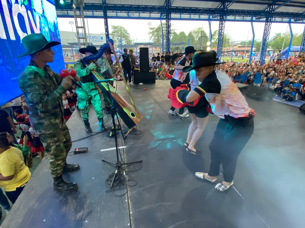 COL_EJERCITO's tweet photo. Al ritmo de la música típica de la región, el grupo llanero del Batallón de Acción Integral N.°4 abrieron la inauguración del complejo deportivo de la Reliquia en Villavicencio, #Meta, donde asistieron más de 5.000 personas.

#SiempreATuLado
@Ejercito_CAAID https://t.co/cXfyA4RF6N