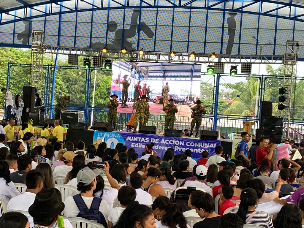COL_EJERCITO's tweet photo. Al ritmo de la música típica de la región, el grupo llanero del Batallón de Acción Integral N.°4 abrieron la inauguración del complejo deportivo de la Reliquia en Villavicencio, #Meta, donde asistieron más de 5.000 personas.

#SiempreATuLado
@Ejercito_CAAID https://t.co/cXfyA4RF6N