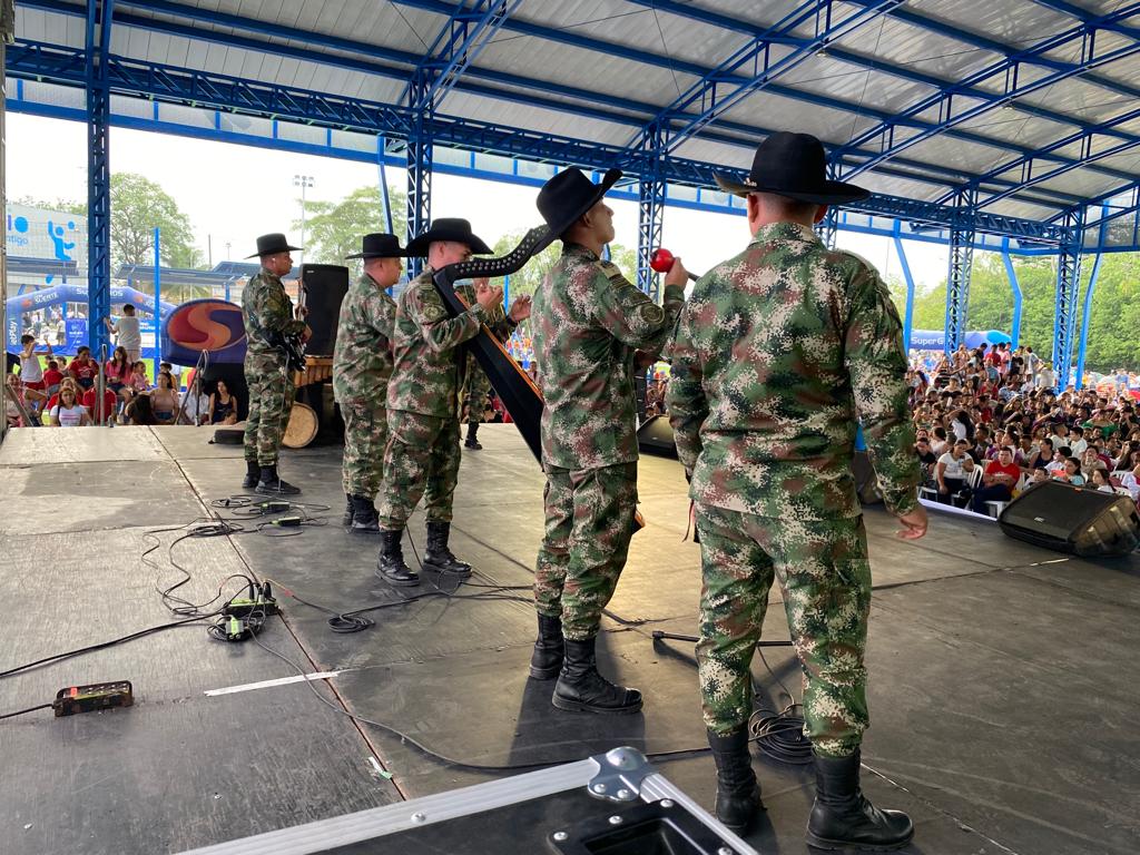 COL_EJERCITO's tweet photo. Al ritmo de la música típica de la región, el grupo llanero del Batallón de Acción Integral N.°4 abrieron la inauguración del complejo deportivo de la Reliquia en Villavicencio, #Meta, donde asistieron más de 5.000 personas.

#SiempreATuLado
@Ejercito_CAAID https://t.co/cXfyA4RF6N