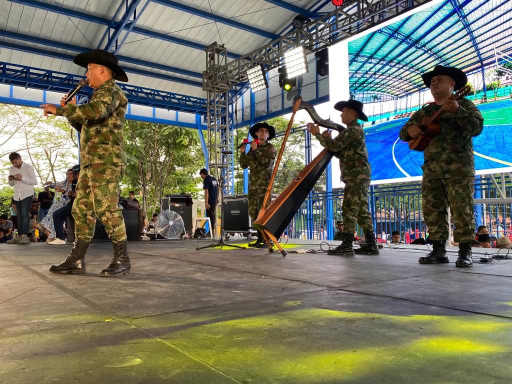 COL_EJERCITO's tweet photo. Al ritmo de la música típica de la región, el grupo llanero del Batallón de Acción Integral N.°4 abrieron la inauguración del complejo deportivo de la Reliquia en Villavicencio, #Meta, donde asistieron más de 5.000 personas.

#SiempreATuLado
@Ejercito_CAAID https://t.co/cXfyA4RF6N
