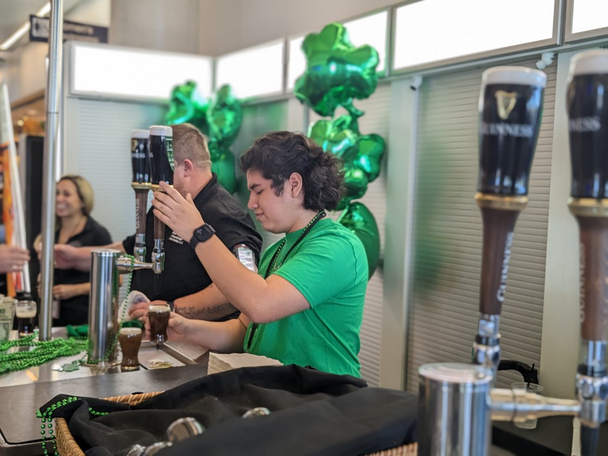 Bradley_Airport's tweet image. It’s official: Welcome back @AerLingus!
Daily nonstop service from BDL to DUB starts today, with onward connectivity to over 20 destinations in the UK and Europe.
Learn more > bit.ly/AerLingusResum…