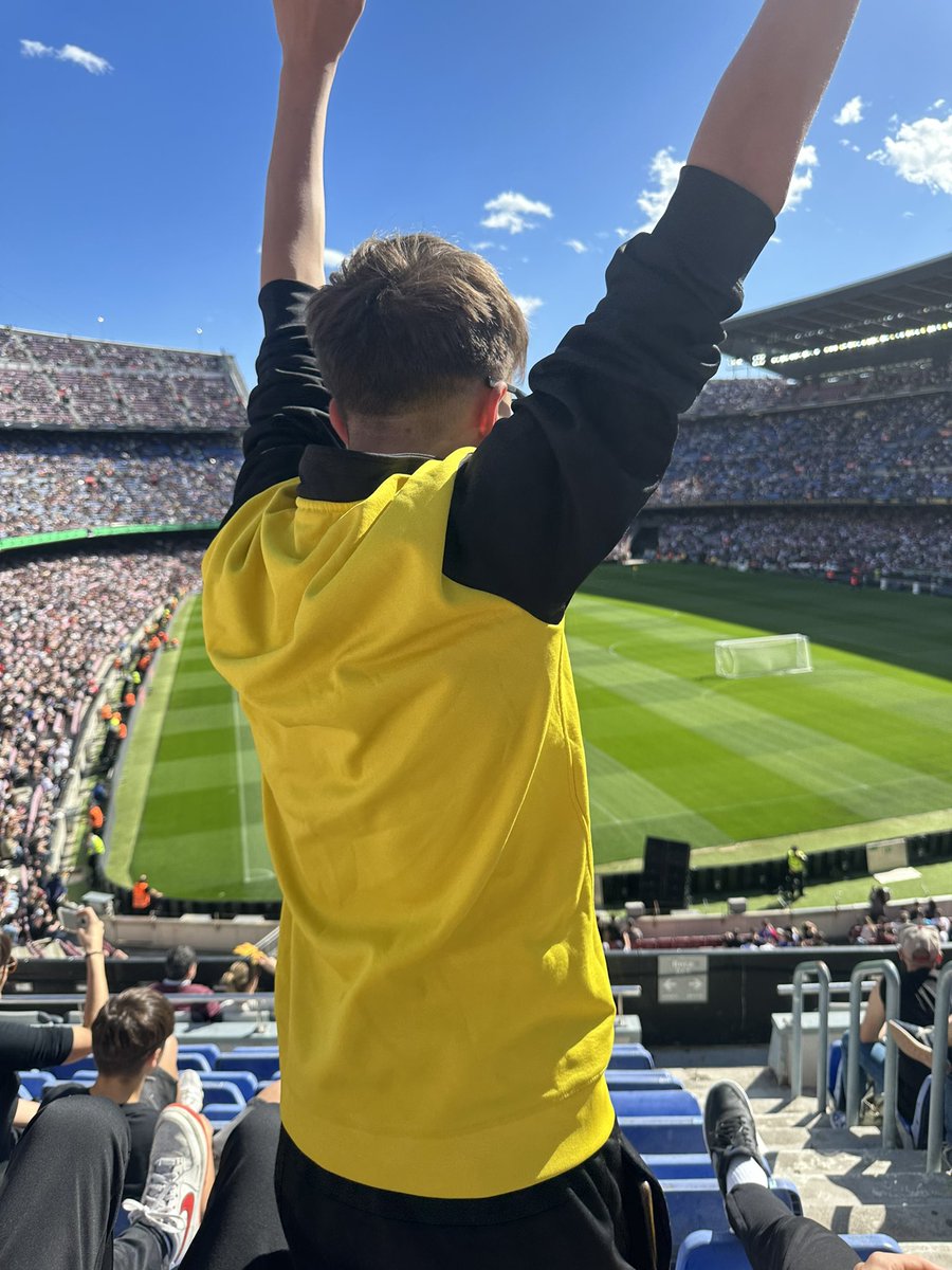 joangene4's tweet photo. - He fet fer la onada a 92.000 persones?
- Sí, ho has fet
@KingsLeague @3gerardpique @IbaiLlanos @aguerosergiokun @gerardromero 
#KingsLeagueF4 #KingsLeague #onada https://t.co/yZTDmhnpJM