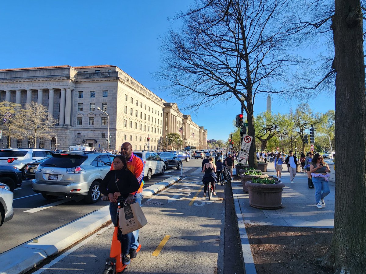 Tourists are back 🌸
#DowntownDC is back 🫶
City life is back 💯

cc @GerrenPrice @WDCEP