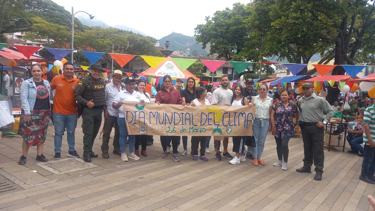 Policiantioquia's tweet photo. #Andes | En conmemoración al "#DíaMundialdelClima, el grupo de  @ProteccionPonal realizo una campaña de sensibilización sobre el cambio climático y calentamiento global en el parque principal del municipio. #YoProtejoElAmbiente #DiosYPatria https://t.co/Pyo0IOAxOO