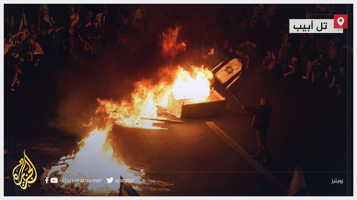 derradjihafid's tweet photo. الشارع الإسرائيلي في حالة غليان.. مظاهرات في تل أبيب والقدس احتجاجا على قرار رئيس الحكومة الإسرائيلية بنيامين ⁧#نتنياهو⁩ إقالة وزير الدفاع، و الجيش الإسرائيلي يرفع حالة التأهب، بعد فقدان السيطرة داخل اسرائيل . 
اللهم اضرب الظالمين بالظالمين واخرج الفلسطينين من بينهم سالمين. https://t.co/1xEk9CgYkU