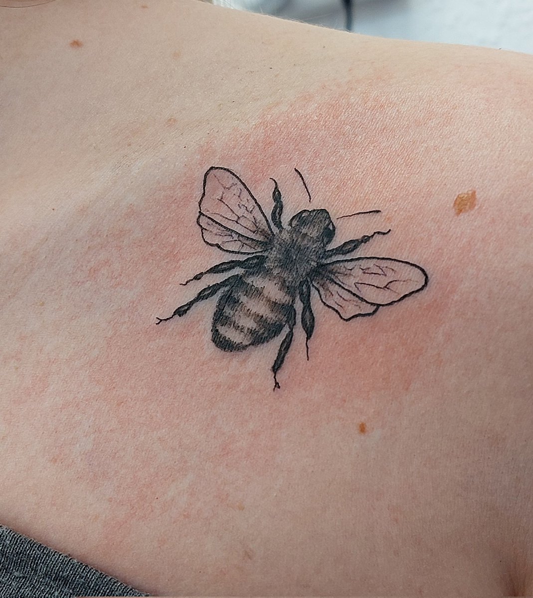 Cute little bee tattoo.
#dynamicink #killerinksupplies #bee #tattoo #tattooedwomen #smalltattoo #maryport #cumbria #westcumbria #blackandgrey #beefan #tattooartist