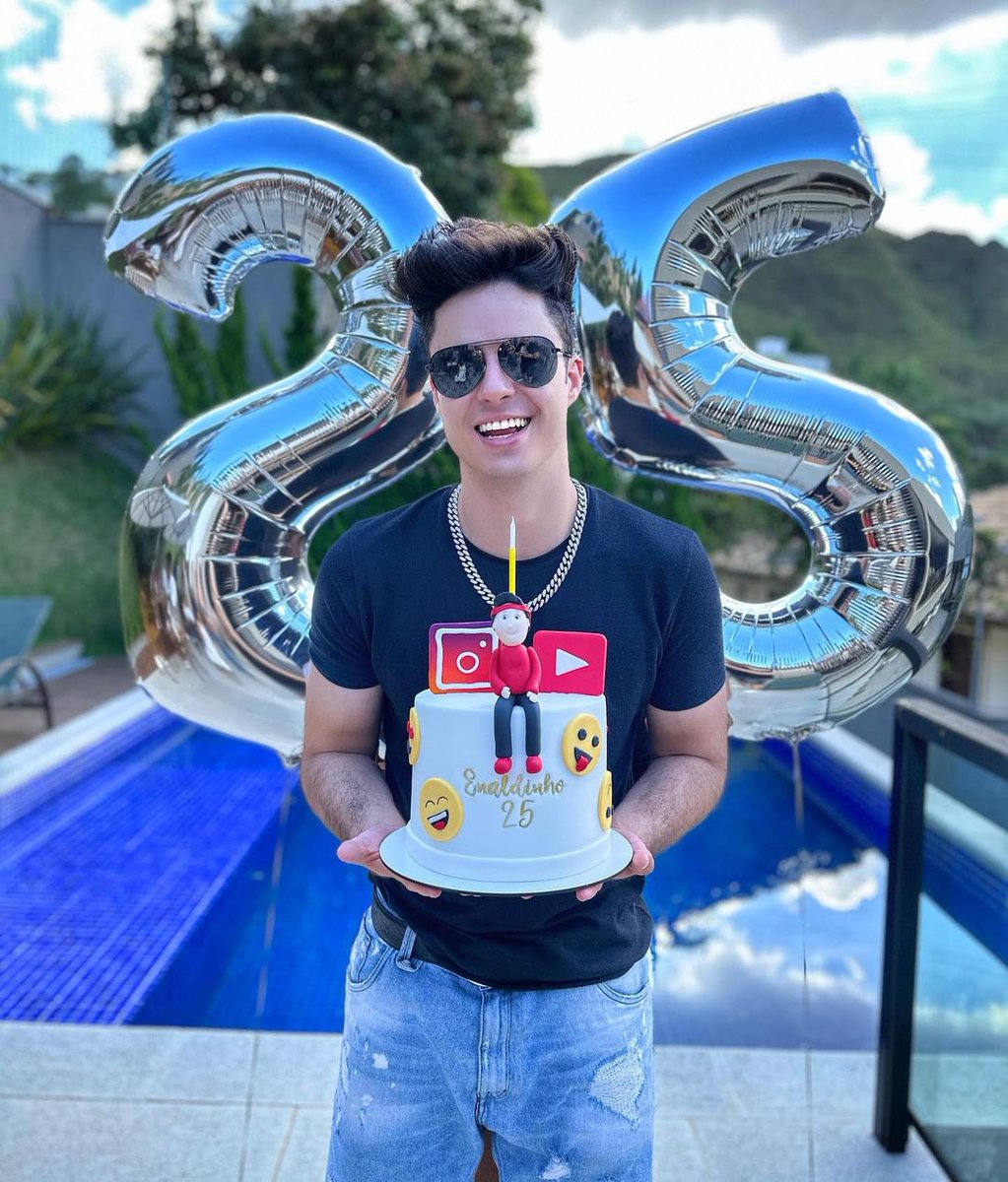 Parabéns pra mim! Hoje faço 25 anos e quero agradecer a todos que estão ao meu lado sempre!