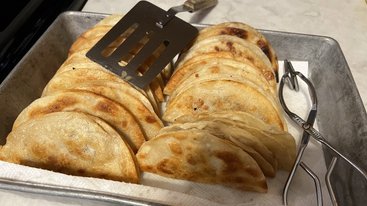 RootsW's tweet photo. I’ve been under the weather for past week while visiting the fam, but Dad whipped me up a batch of Woodruff Tacos, so I’ll be on the mend quick …

#TacoPower #Tuncle #RootsOnTheRun https://t.co/mlCn2OhtGc