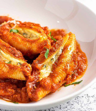 Harpreet_Foodie's tweet image. Topped with rich pasta sauce, and filled with three types of cheese and aromatics , these stuffed shells are a perfect make-ahead meal for busy weeknights or entertaining guests #foodrecipe #stuffedshells #foodblog