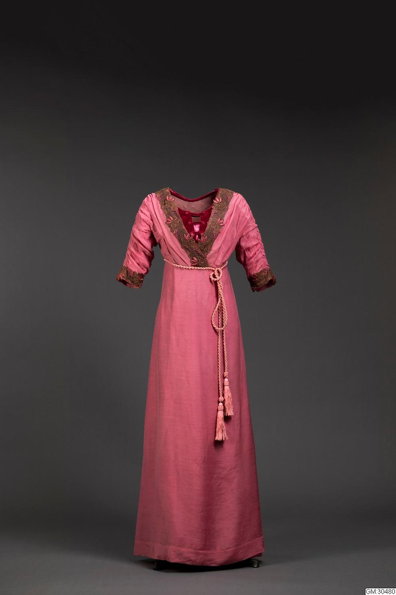 LaurenCDeutsch's tweet photo. Today's #CherryBlossomPink dress is this 1911 party dress worn by a Miss Anna Jakobsson when she was about 25 years old. It is made of pink cotton voile and is accented with brown tulle lace, which in turn is embroided in pink thread.  @GbgStadsMuseer #Fashionhistory https://t.co/HGyGTe7pRm