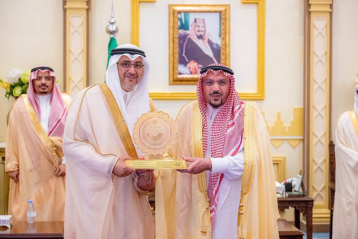 EmarahAlQassim's tweet photo. اشاد سموه بما بذله من جهود ، متمنيا لهم التوفيق في مسيرته القادمة ..

سمو #أمير_القصيم يكرّم الأستاذ خالد السعيد تقديرا لجهوده المخلصة خلال فترة عمله بمكتب سموه . https://t.co/3yZ2lY5MIl