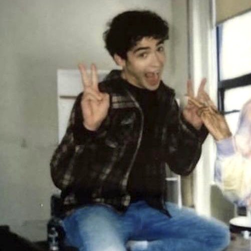 joshianathinker's tweet photo. peace signs are their thing! https://t.co/EoJRkWlS2U