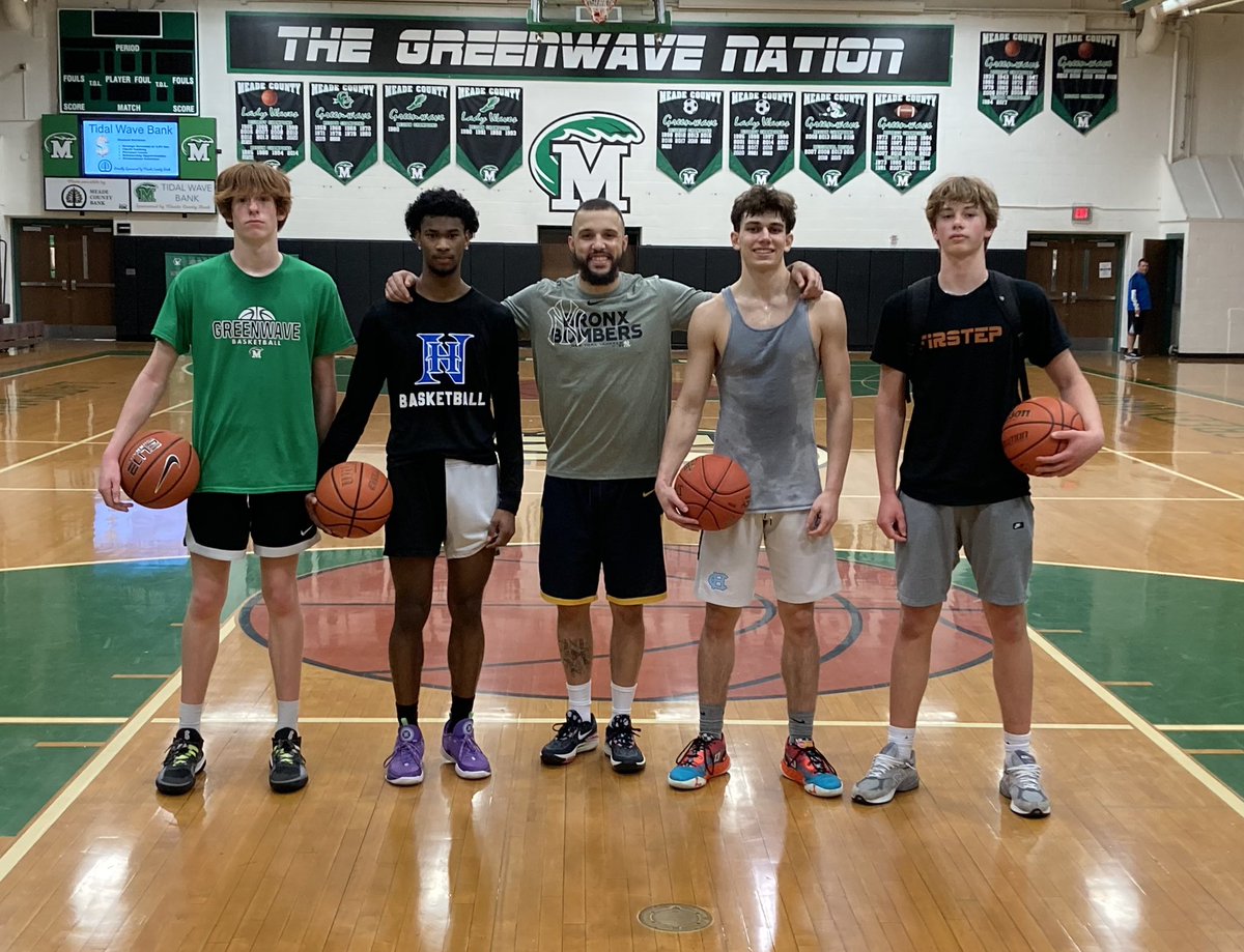 CoachBrangers55's tweet photo. Iron sharpens iron!!! Great workout today. A lot of energy and intensity in the air today. Proud of these guys 🏀
- @AceJaggers
- @taveonsmith11
- @HaydenShouse_
- @Cade_Scott06
#WorkIsWork #ProficientSkillsTraining https://t.co/lgLxA4kaCx