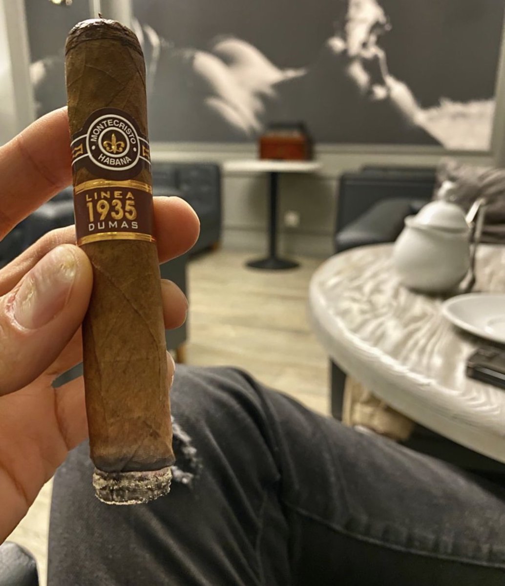 ClassicRoy's tweet photo. #Montecristo #Cigar #stogietime #nowsmoking #cutandlight #Cigarlounge #Puff #Habana #enjoyeverymoment #smokin #niceash #FolloForFolloBack #IFBAP https://t.co/9l4l3lWYji