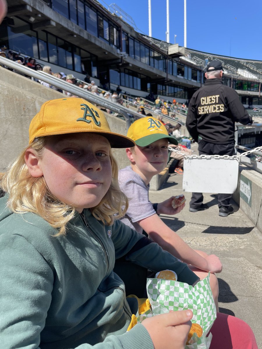Piper's tweet photo. ⁦@Athletics⁩ vs ⁦@SFGiants⁩ @ the Coliseum #LetsGoAs #OaklandAs 💛💚🐘🐘🐘 https://t.co/XjKNhKwJ59
