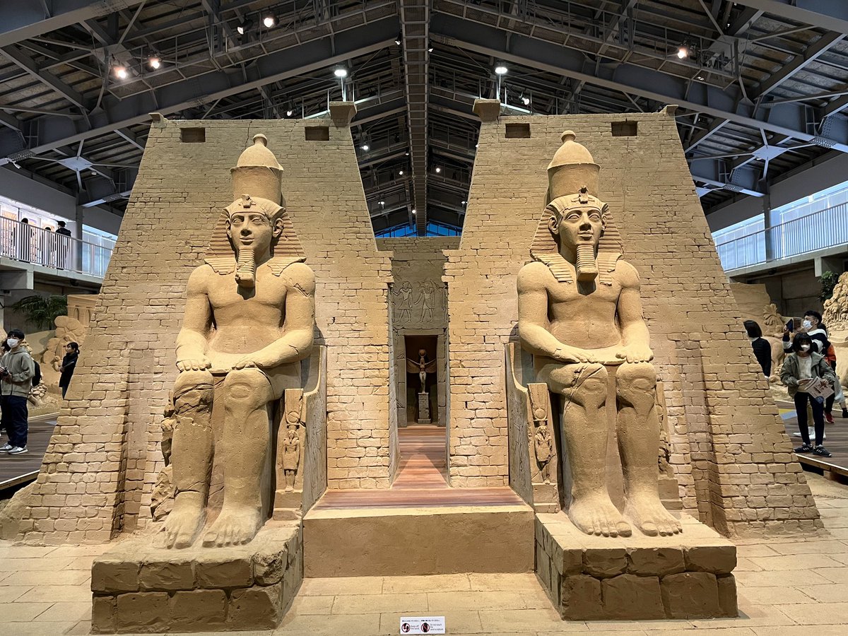dombeebooks's tweet photo. 鳥取にある「砂の美術館」に行ってきました。このルクソール神殿を見て、アイアン・メイデン『パワースレイヴ』と思わないメタラーがいるだろうか。 https://t.co/KN5zwS9JzW