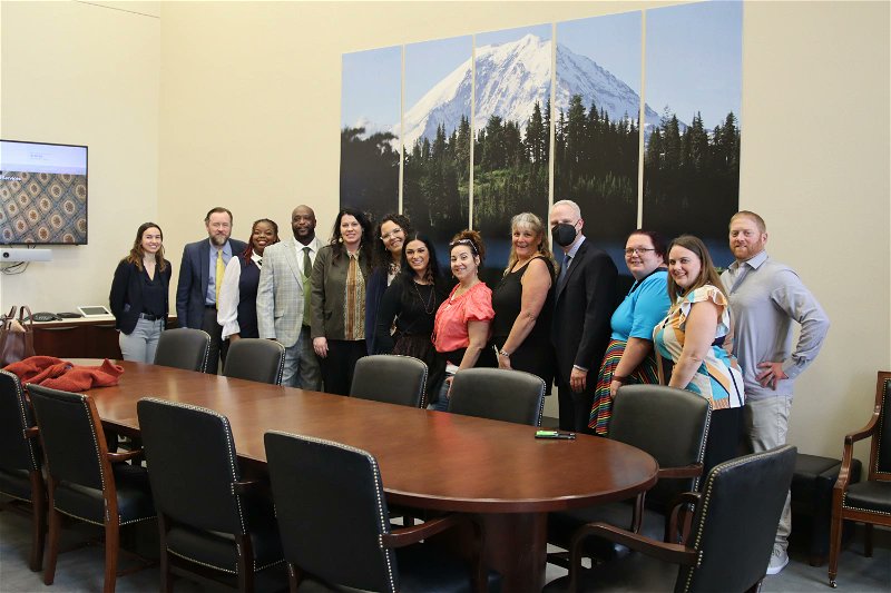 Thankful for <a href="/SenatorCantwell/">Sen. Maria Cantwell</a>'s staff meeting with us and hearing about early learning providers needing living wages, struggles with the K-12 system, the impacts of Covid, and accessible childcare! #parentswholead #fundchildcare #headstartisheartwork #togetherwerise