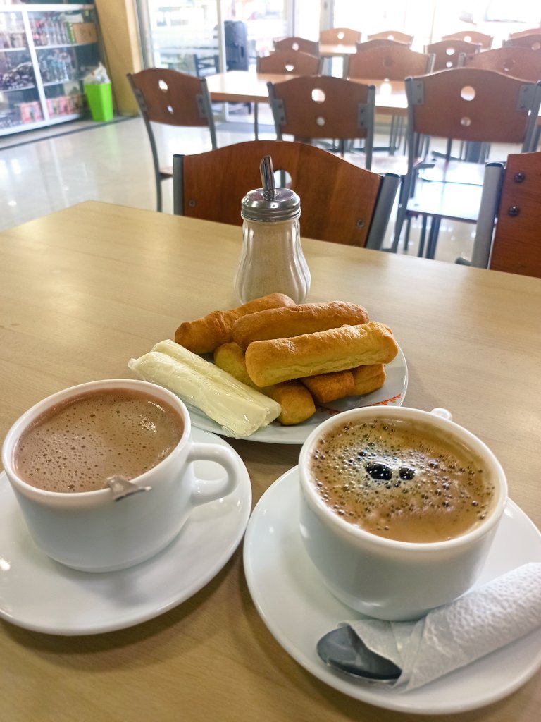 Lo más rico de la vida #biscochos  queso de hoja, café y chocolate #Cayambe Ecuador!