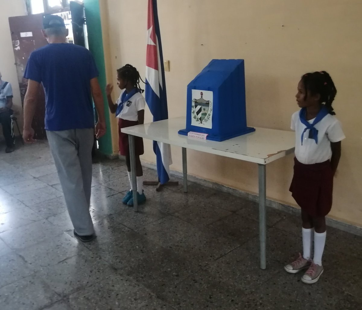 Las 'jimaguas' Laura y Lauren cuidaron la urna electoral en este colegio de La Habana del Este. #YoVotoXTodos #Cuba #CDRCuba