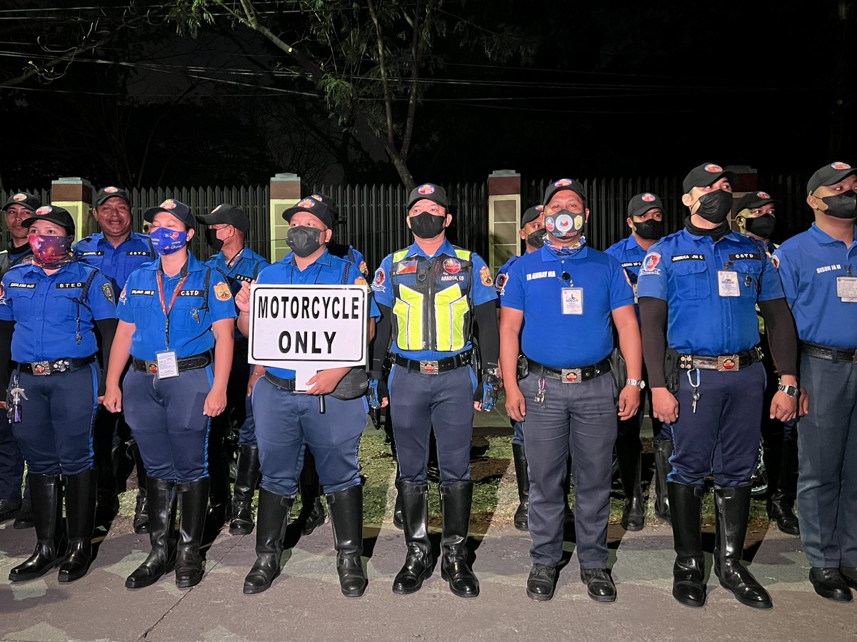 ABSCBNNews's tweet photo. TINGNAN: Nakahanda na ang mga enforcer ng MMDA at QC TTMD para sa pagpapatupad ng exclusive motorcycle lane ngayong Lunes. | via @_KarenDeGuzman https://t.co/sSapFQSC2W