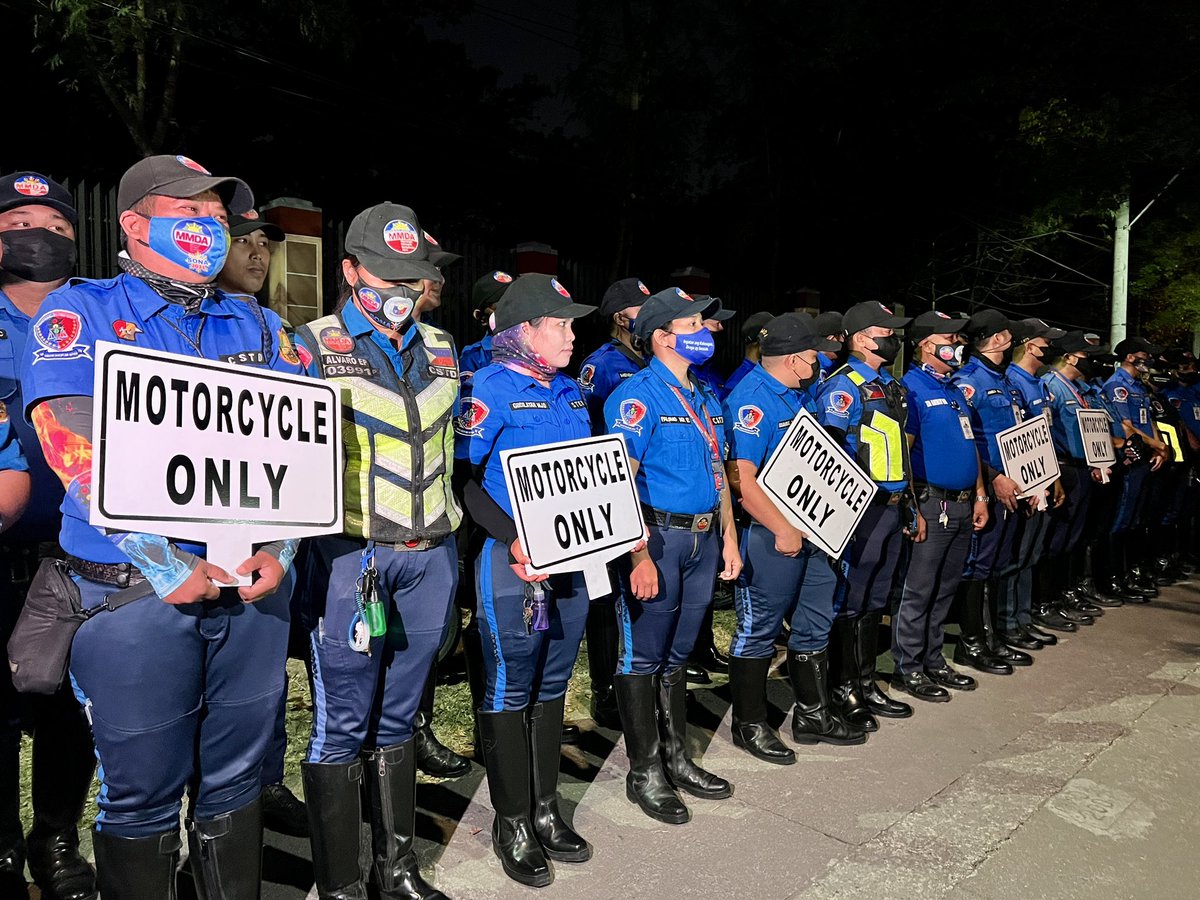 ABSCBNNews's tweet photo. TINGNAN: Nakahanda na ang mga enforcer ng MMDA at QC TTMD para sa pagpapatupad ng exclusive motorcycle lane ngayong Lunes. | via @_KarenDeGuzman https://t.co/sSapFQSC2W