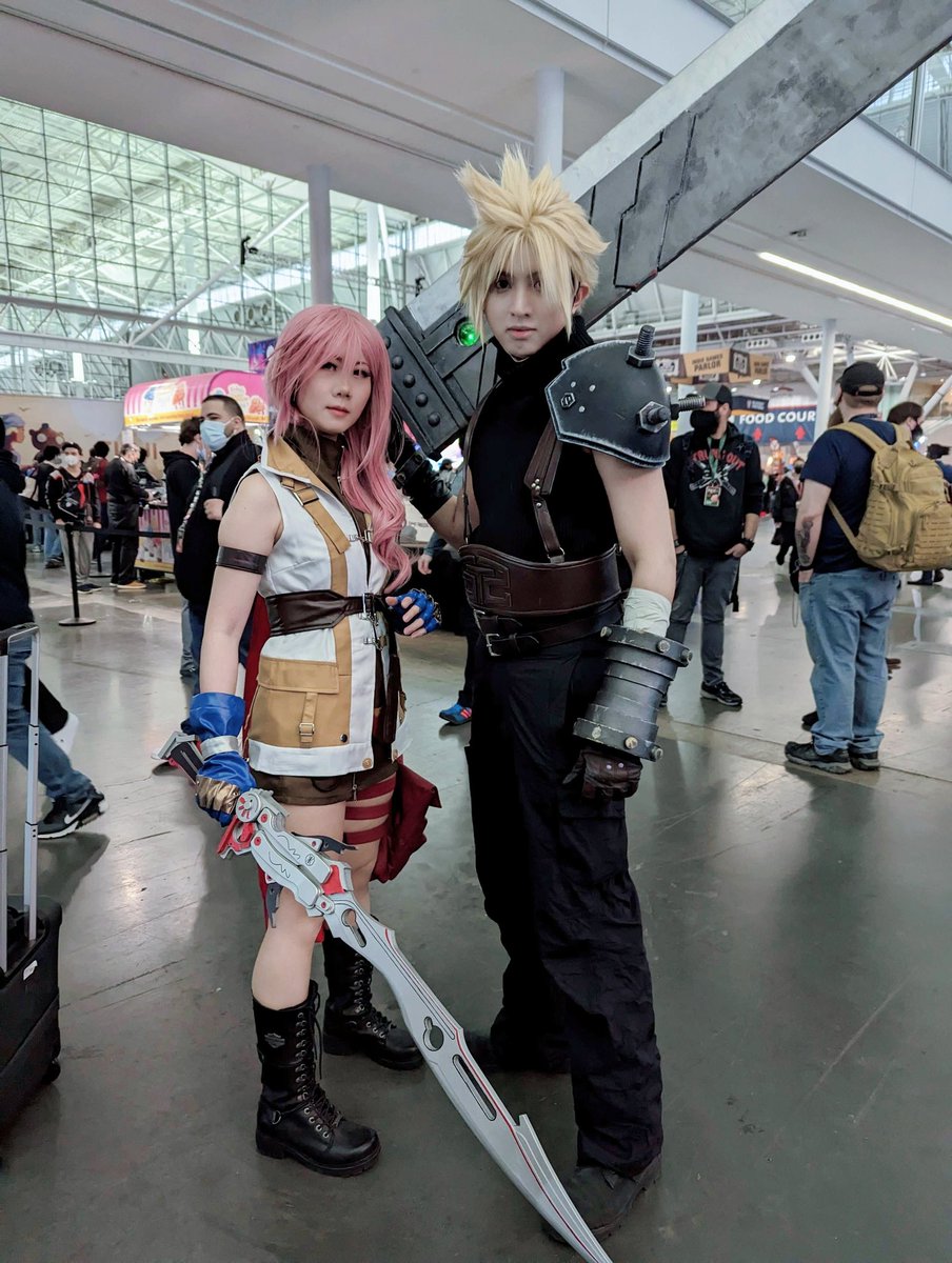 Shirokir's tweet photo. Looks like #PAXEast is coming to an end but had a lot of fun cosplaying as Lightning with @Ryosuke91kc and his Cloud this weekend. 

#PAX2023 #FinalFantasyVII #FinalFantasyXIII #Cosplay https://t.co/wQJkG1AfeI