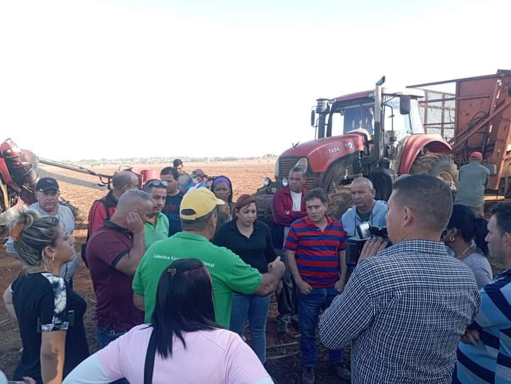 🤳Obtiene la UEB Esazucar Matanzas la condición de colectivo VANGUARDIA NACIONAL por 6to año consecutivo. Condición que se obtiene gracias al esfuerzo de todo un colectivo de trabajadores que cada día se levantan pensando en hacer mejor las cosas.
#Matanzas #GobMtz